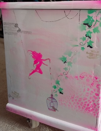 eine rosa Elfe wurde auf der linken Seite mit einem Vogelkäfig mit glitzer Vogel geairbrusht