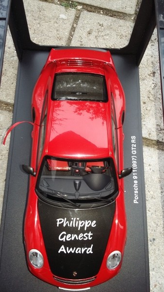 in Modellauto in rot wurde als Pokal verwendet - die Schrift in weiß kam auf die Motorhaube die schwarz ist.