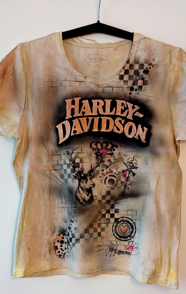 mit airbrush in brauntönen auf ein T-shirt ein Hirsch und der Schriftzug Harley Davidson