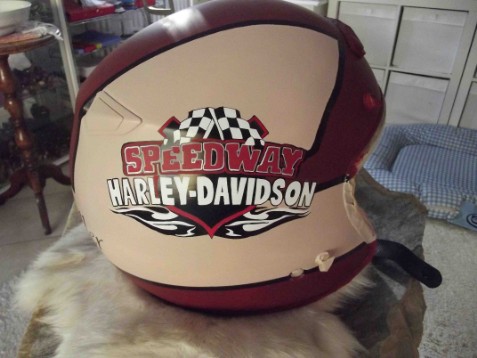 roter Helm mit Harley-Davidson Schriftzug und Fahnendesign
