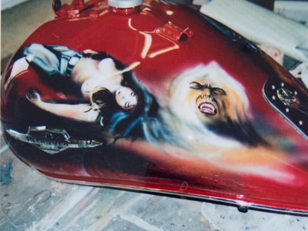 Airbrush mit zwei Fantasy-Figuren auf einem Motorradtank