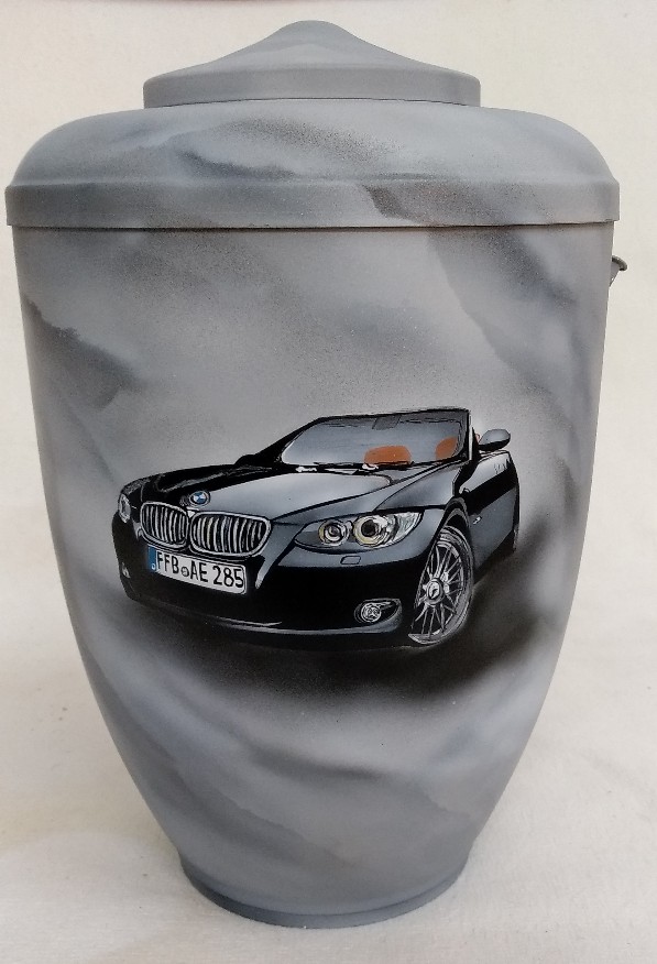 Airbrush Urne mit Airbrush der Hintergrund ist in grau marmoriert darauf in schwarz weiss ein BMW Kabriole Auto