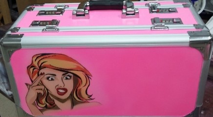 ein Koffer wurde in der Farbe Pink geairbrusht auf eine Seite wurde in airbrushart ein Frauenkopf geairbrusht 