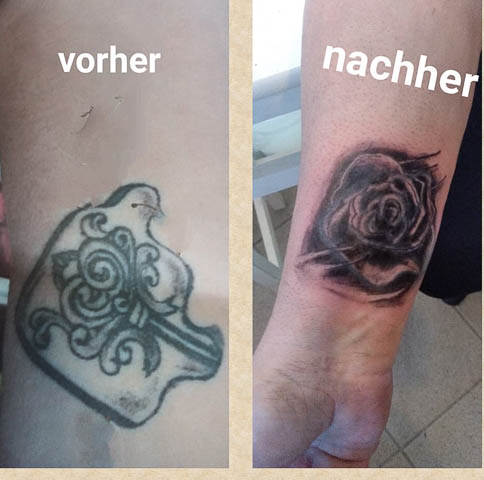 ein altes Tattoo in schwarzer Farbe wurde überstochen es ist ein Puzzelteil gewesen dann war es eine Rose