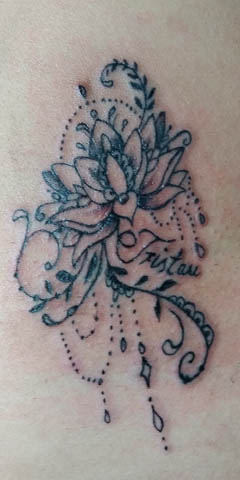 Tattoo in schwarz Blumengebinde