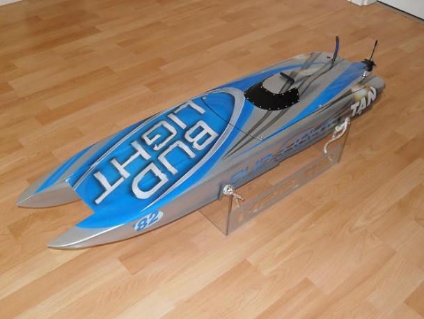 Motorsportboot in blau weiß mit einer Schrift Bud Light
