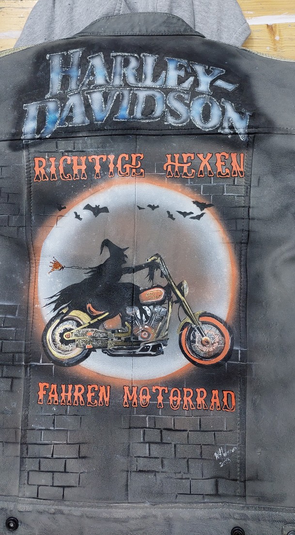 Lederjacke wurde mit bunten Farben geairbrusht und bemalt