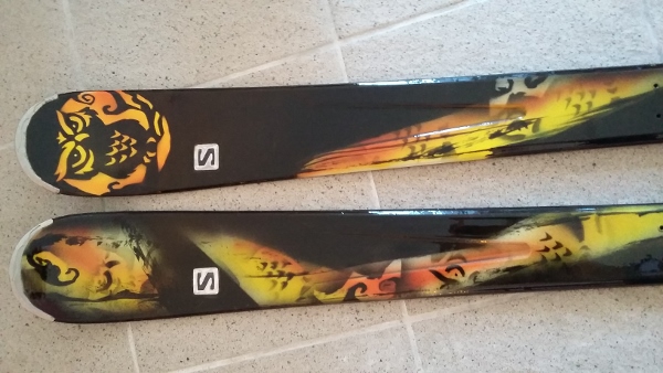 Ski werden wieder auf neu gemacht. Schwarzer Untergrund und ein gelb- orange Eulenmotiv wurden auf gebrauchte blaue Ski geairbrusht