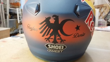 Motorradhelm in grundfarbe dunkelblau- es ist ein Wappenfogel in schwarz auf der Rückseite und es stehen links und rechts davon Kindernamen in schwarz