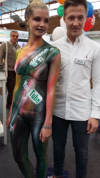 Bodypainting in grüntönen und pink. Der Körper wird koplett mit grün, rosa und pink Farbe bepinselt. Dann werden die Logos von Google, Firmenlogo Heiduk und Faceboot auf den Körper geairbrusht.