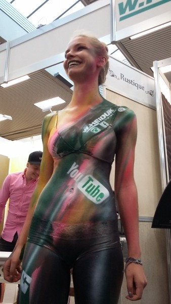 Bodypainting in Grüntönen und pink. Der Körper wird koplett mit grün, rosa und pink Farbe bepinselt. Dann werden die Logos von Google, Firmenlogo Heiduk und Faceboot auf den Körper geairbrusht.