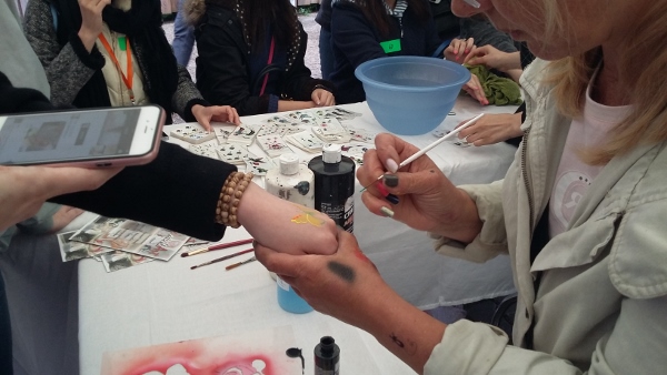 Bodypainting mit dem Pinsel wird dann vervollständigt