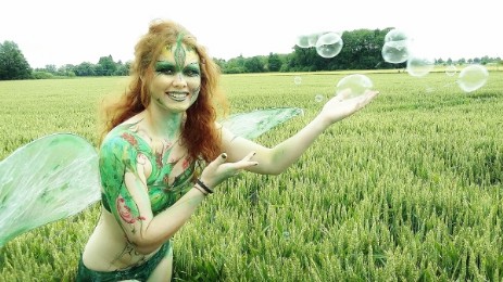 Bodypainting mit dem Thema Elfe. Es wurden aus Drat Flügel geformt. Diese wurden mit Frischhaltefolie bespannt. Der Körper wurde mit Blumen und Blätter angemalt und geairbrusht. Die Farben waren hauptsächlich in Grün gehalten. Das Gesicht wurde in grün und gold gehalten - es sah richtig schön zu dem roten Haaren. 