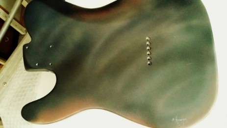 die Rückseite der Gitarre wurde in durklem Braunton mit hellen Farbton eingeairbrusht der Farbverlauf ging bis ins scharze