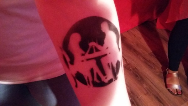 Bodypainting auf den Arm ein Dinner mit einem Pärchen wurde in scharzer Farbe auf den Arm geairbrusht. Es geht mit Wasser beim Duschen wieder weg.