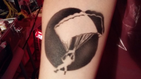 Bodypainting Ein Dracheflieger wurde ein schwarz auf den Arm geairbrusht