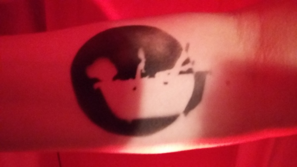 Bodypainting es wurde eine Bandende Frau auf dem Arm geairbrusht in der Farbe schwarz