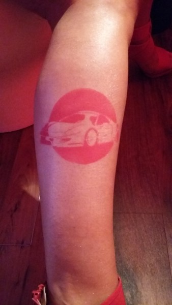 Bodypainting auf den Fuß ein Auto wurde auf einen Fuß geairbrusht in roter Farbe