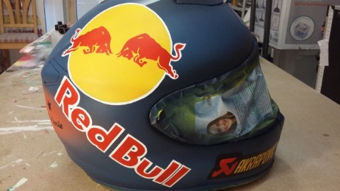 Motorradhelm in dunkelblau als Grundfarbe, Red bull logo in rot und gelb ist auf der rechten leite gearbrusht