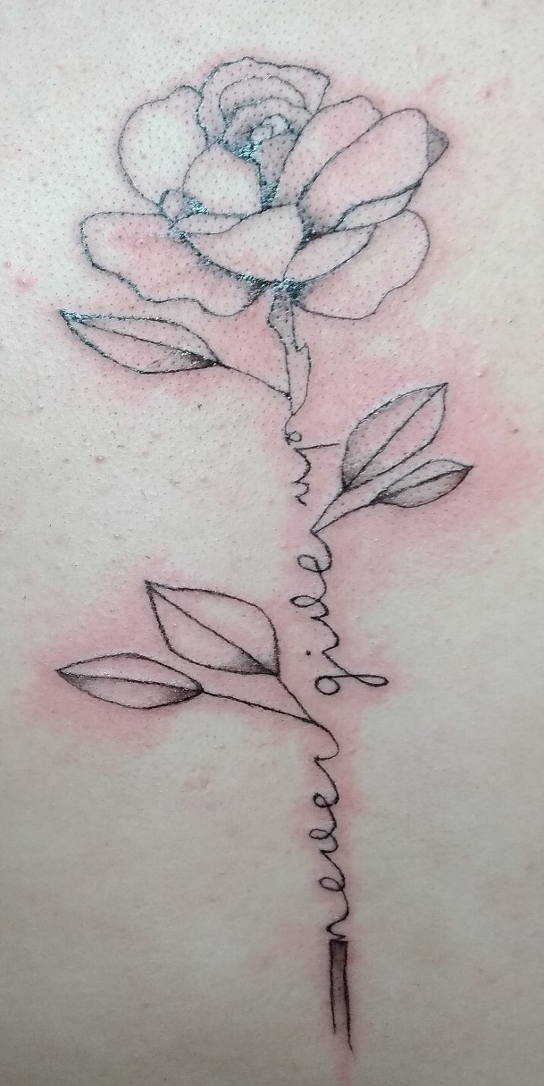 es wurde auf dem Rücken einer Frau eine Rose  mit schwarzer Tattoofarbe tätowiert sie ist ca 30 cm lang