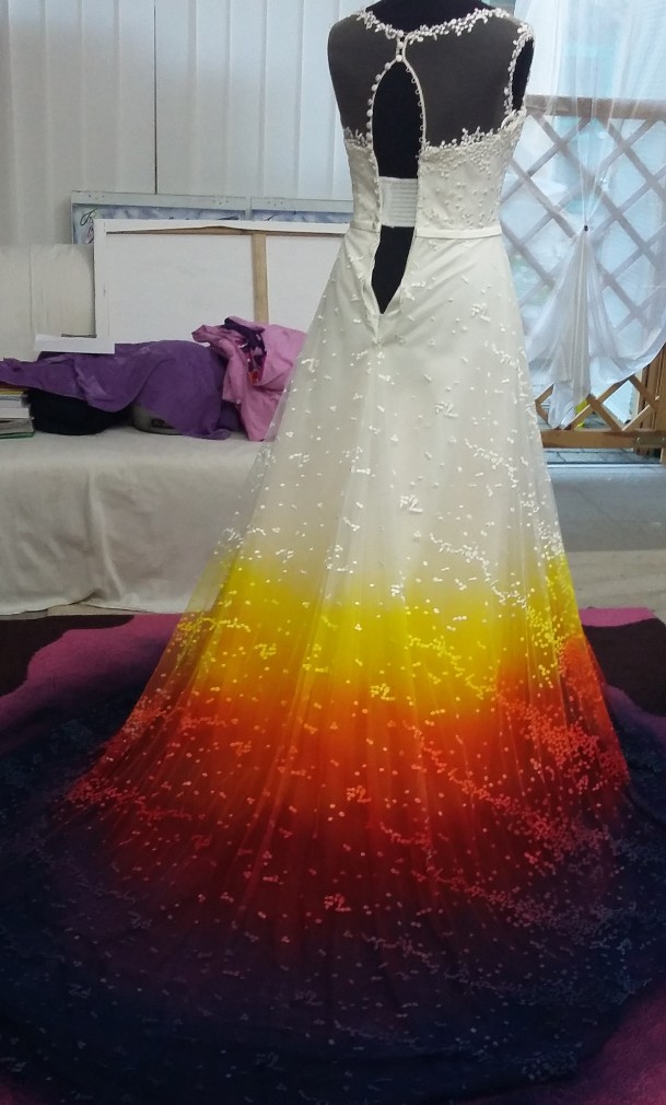 ein weißes Brautkleid wurde von oben nach unten geairbrusht