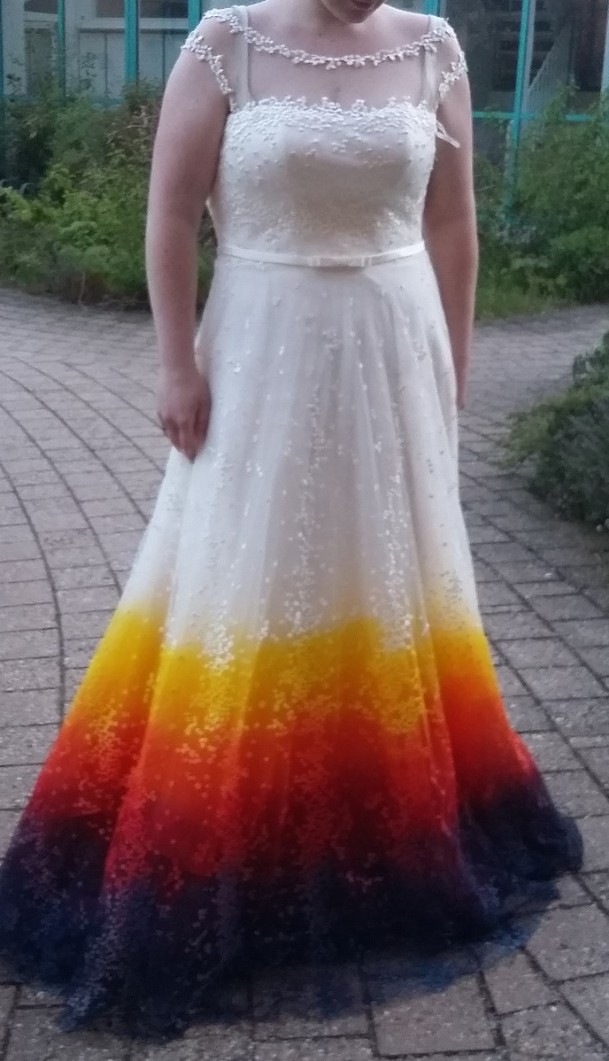 ein weißes Brautkleid wurde in beginnend mit gelb bis dunkelblau geairbrusht