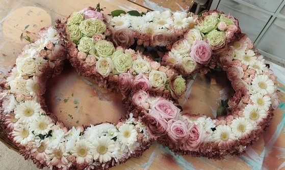 eine Breze aus Blumen mit Airbrush