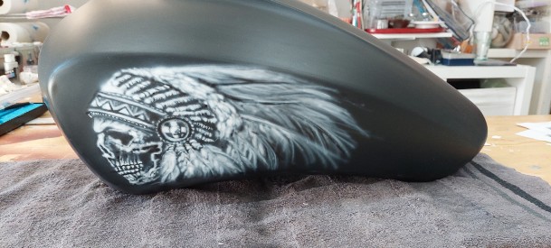 auf einen schwarzen Tank wurde ein Totenkopf mit Indianerschmuck in weiss geairbrusht und gemalt