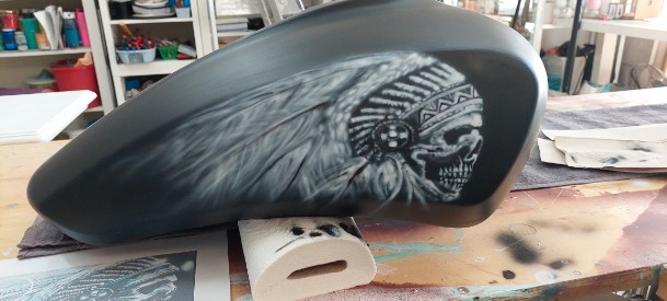 auf einen schwarzen Tank wurde ein Totenkopf mit Indianerschmuck in weiss geairbrusht und gemal