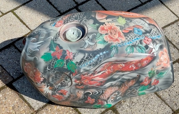 Airbrush-.Tank in rot, grün,blau schwarz weiß farben. Chinesische Art wurde geairbrusht