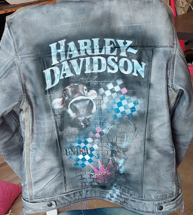 Airbrushlederjacke in schwarz ein Sänger wurde in gelb und weiss auf die schwarze Lederjacke geairbrusht und gemalt