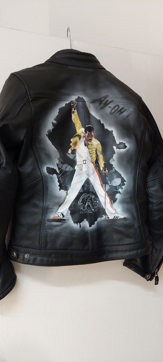 Airbrushlederjacke in schwarz ein Sänger wurde in gelb und weiss auf die schwarze Lederjacke geairbrusht und gemalt