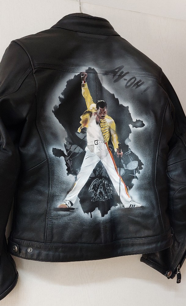 es wurde in weißtönen eine Lederjacke geairbrusht und bemalt