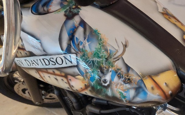 das Airbrush wurde um die Motorradteile in einem Braunton geairbrusht es ist mit schwarz und Nieten geairbrusht