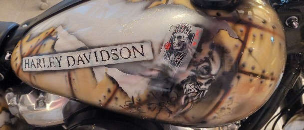 das Airbrush wurde um die Motorradteile in einem Braunton geairbrusht es ist mit schwarz und Nieten geairbrusht