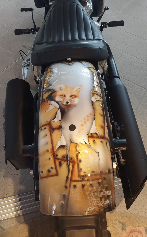 das Airbrush wurde um die Motorradteile in einem Braunton geairbrusht es ist mit schwarz und Nieten geairbrusht