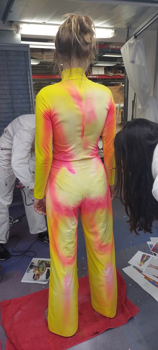 es wurden neonfarben auf ein Kostüm geairbrusht. Die Farben wurden am Körper geairbrusht