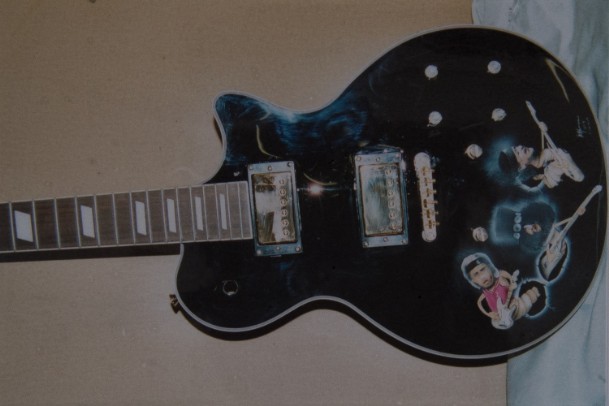 Airbrush auf einer E-Gitarre, Künstlermotiv Mark Knopfler