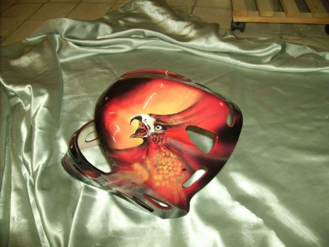 Airbrush-Motiv, roter Greifvogel auf einem Motorradhelm