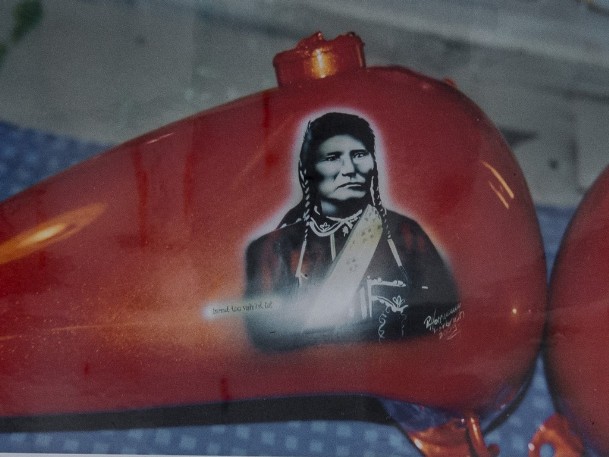 Airbrush auf Motorradtank mit Indianerhäuptling