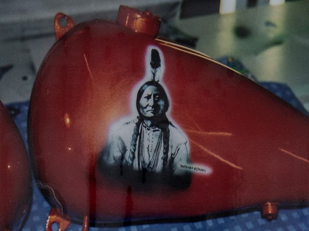 Airbrush auf Motorradtank mit Indianerhäuptling