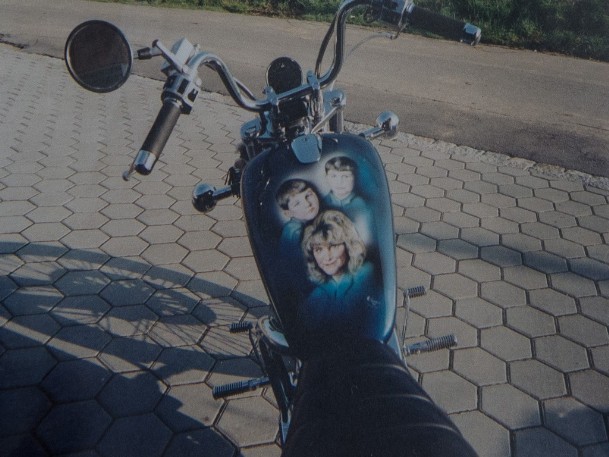 Airbrush auf Motorradtank mit Familiengesichtern