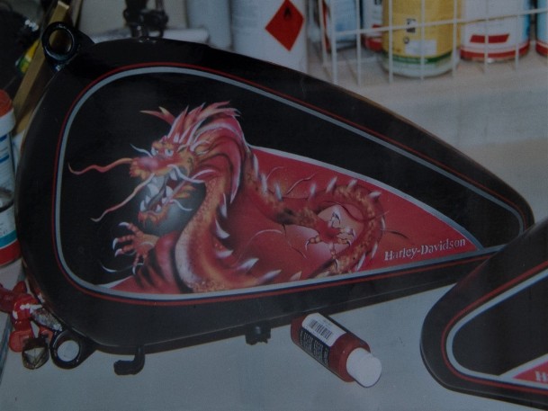 Airbrush mit Drachenmotiv auf dem Motorradtank einer Harley Davidson