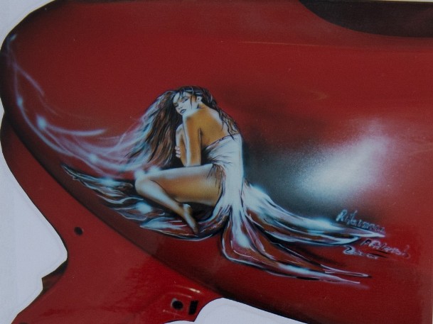 Airbrush auf Motorradtank mit Jungfrau als Fantasymotiv