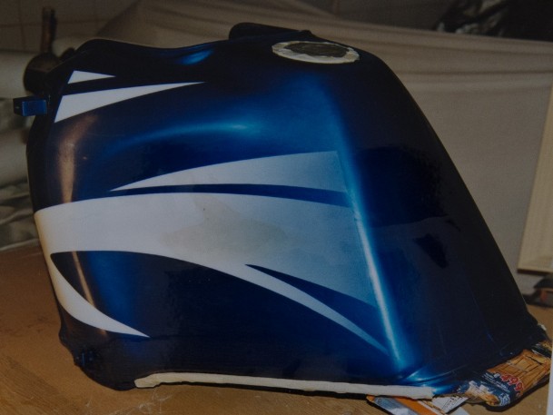 Airbrush auf einem Enduro-Motorradtank