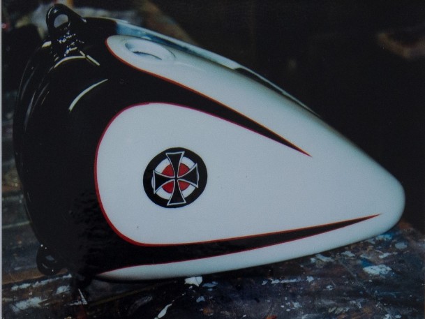 Airbrush mit einem Wappen auf einem Motorradtank