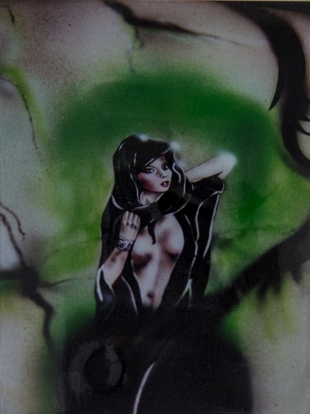 Airbrush auf einem Motorradtank, dunkelhaarige Frau mit angedeutetem Busen