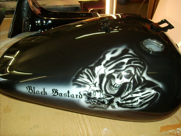 Airbrush totenkopf auf einem Motorradtank