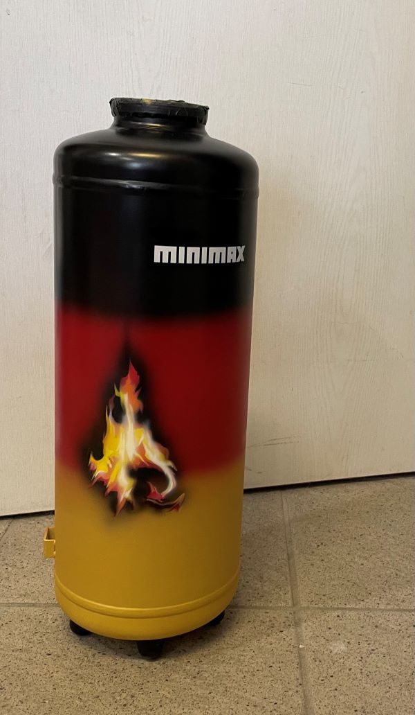 es wurde in gold-rot-scharz ein Feuerläscher geairbrusht mit einer gelben,weißroten Flamme