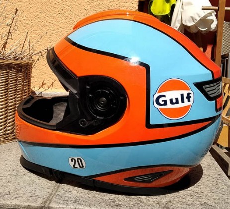 ein Helm wurde in hellblau und orang geairbrusht der Schriftzug mit dem Namen Gulf ist in dunkelblau geschrieben
